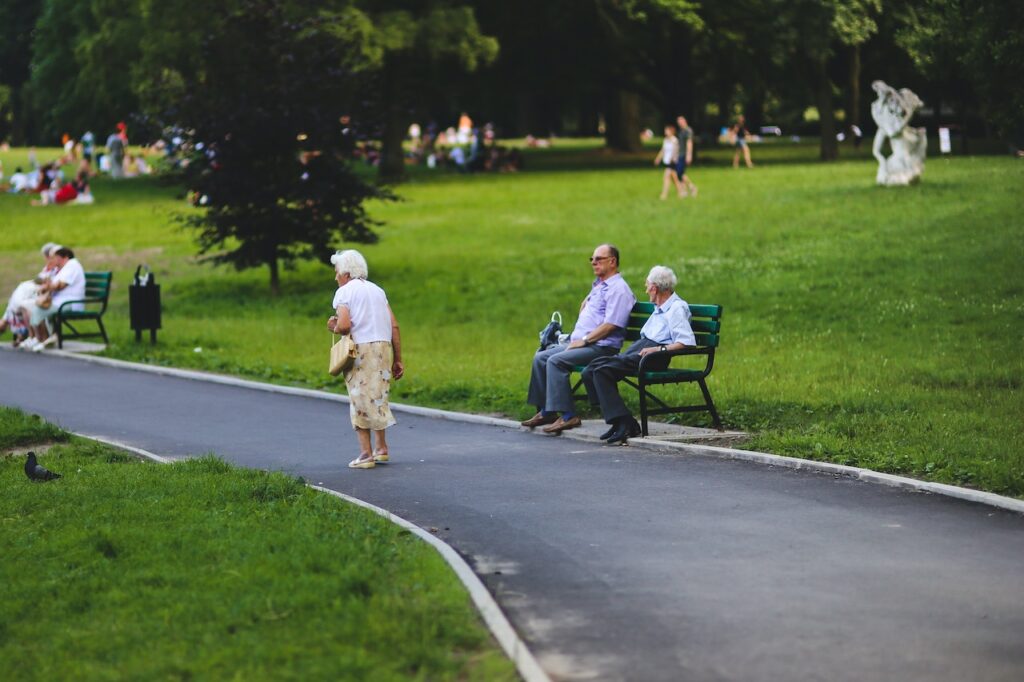 Seniors and other young people in the Park