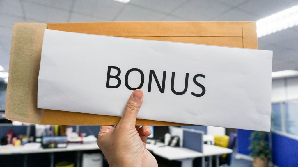 Person holding an envelop with the word bonus written on it